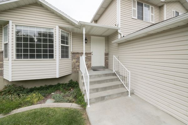Cost of White Vinyl Siding Replacement in Franklin